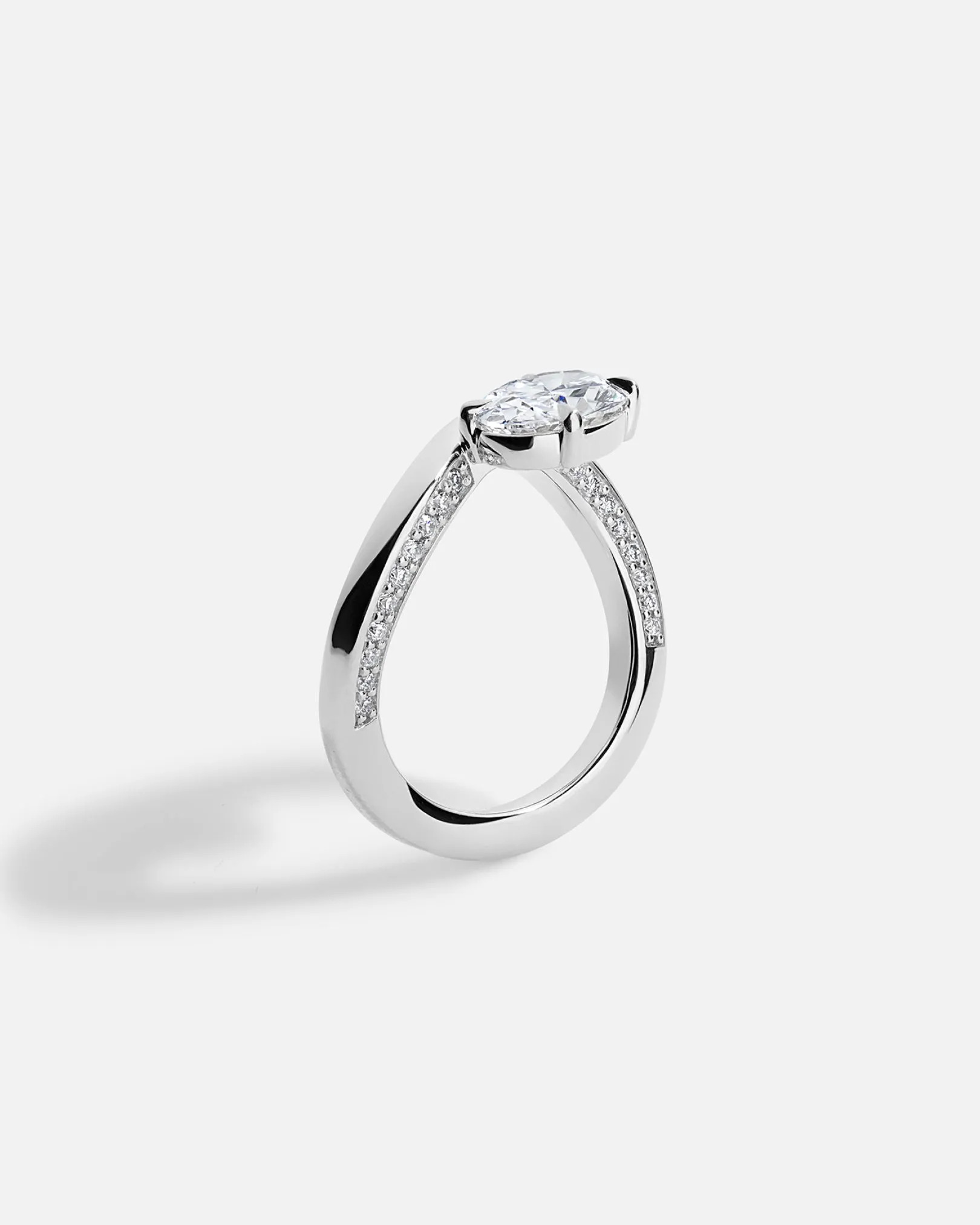 LAGUNA Wave Ring   Round Brilliant